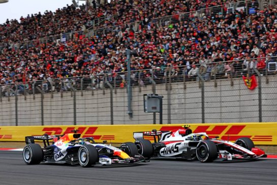 Arvid Lindblad (GBR) Racing Bulls Formula One Team VCARB 03 and Oliver Bearman (GBR) Haas F1 Team VF-26 battle for position.
15.03.2026. Formula 1 World Championship, Rd 2, Chinese Grand Prix, Shanghai, China, Race Day.
- www.xpbimages.com, EMail: requests@xpbimages.com © Copyright: Bearne / XPB Images