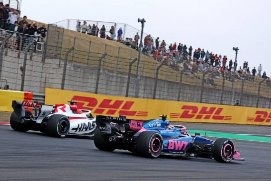 Franco Colapinto (ARG) Alpine F1 Team A526 and Esteban Ocon (FRA) Haas F1 Team VF-26 battle for position.
15.03.2026. Formula 1 World Championship, Rd 2, Chinese Grand Prix, Shanghai, China, Race Day.
- www.xpbimages.com, EMail: requests@xpbimages.com © Copyright: Bearne / XPB Images