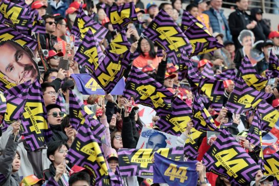 Circuit atmosphere - Lewis Hamilton (GBR) Scuderia Ferrari fans in the grandstand.
15.03.2026. Formula 1 World Championship, Rd 2, Chinese Grand Prix, Shanghai, China, Race Day.
- www.xpbimages.com, EMail: requests@xpbimages.com © Copyright: Moy / XPB Images