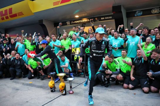 Race winner Andrea Kimi Antonelli (ITA) Mercedes AMG Formula One Team and second placed George Russell (GBR) Mercedes AMG Formula One Team celebrate with the team.
15.03.2026. Formula 1 World Championship, Rd 2, Chinese Grand Prix, Shanghai, China, Race Day.
- www.xpbimages.com, EMail: requests@xpbimages.com © Copyright: Bearne / XPB Images