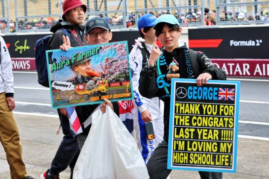 Circuit atmosphere - George Russell (GBR) Mercedes AMG Formula One Team fans in the pits.
26.03.2026. Formula 1 World Championship, Rd 3, Japanese Grand Prix, Suzuka, Japan, Preparation Day.
- www.xpbimages.com, EMail: requests@xpbimages.com © Copyright: Batchelor / XPB Images