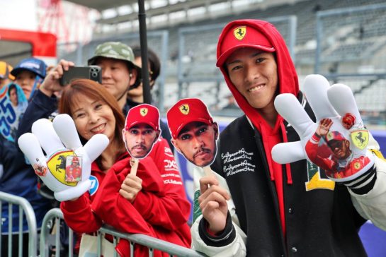 Circuit atmosphere - Lewis Hamilton (GBR) Scuderia Ferrari fans in the pits.
26.03.2026. Formula 1 World Championship, Rd 3, Japanese Grand Prix, Suzuka, Japan, Preparation Day.
- www.xpbimages.com, EMail: requests@xpbimages.com © Copyright: Batchelor / XPB Images