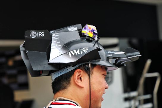Circuit atmosphere - Cadillac Formula 1 Team fan in the pits.
26.03.2026. Formula 1 World Championship, Rd 3, Japanese Grand Prix, Suzuka, Japan, Preparation Day.
- www.xpbimages.com, EMail: requests@xpbimages.com © Copyright: Batchelor / XPB Images