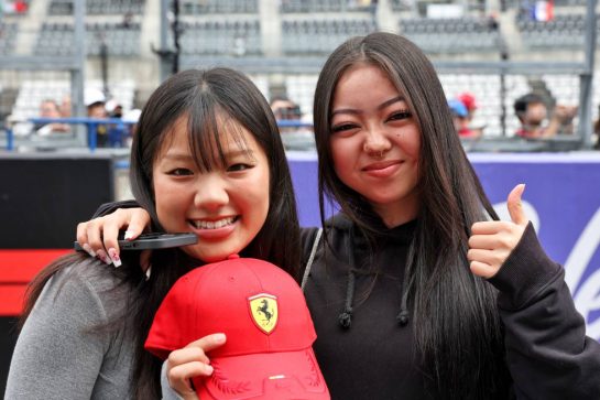 Circuit atmosphere - fans in the pits.
26.03.2026. Formula 1 World Championship, Rd 3, Japanese Grand Prix, Suzuka, Japan, Preparation Day.
- www.xpbimages.com, EMail: requests@xpbimages.com © Copyright: Bearne / XPB Images
