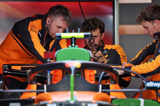 McLaren F1 Team MCL40 being prepared by mechanics.
26.03.2026. Formula 1 World Championship, Rd 3, Japanese Grand Prix, Suzuka, Japan, Preparation Day.
- www.xpbimages.com, EMail: requests@xpbimages.com © Copyright: Rew / XPB Images