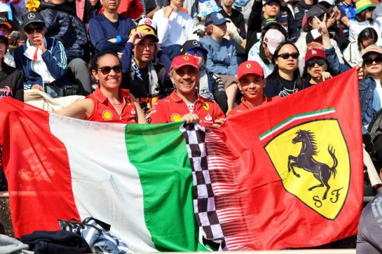 Circuit atmosphere - fans in the grandstand.
27.03.2026. Formula 1 World Championship, Rd 3, Japanese Grand Prix, Suzuka, Japan, Practice Day.
- www.xpbimages.com, EMail: requests@xpbimages.com © Copyright: Rew / XPB Images