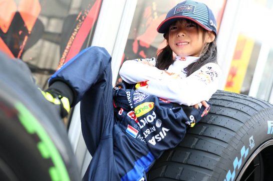 Paddock atmosphere - young fan.
28.03.2026. Formula 1 World Championship, Rd 3, Japanese Grand Prix, Suzuka, Japan, Qualifying Day.
- www.xpbimages.com, EMail: requests@xpbimages.com © Copyright: Bearne / XPB Images