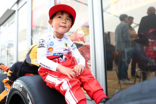 Paddock atmosphere - young fan.
28.03.2026. Formula 1 World Championship, Rd 3, Japanese Grand Prix, Suzuka, Japan, Qualifying Day.
- www.xpbimages.com, EMail: requests@xpbimages.com © Copyright: Bearne / XPB Images