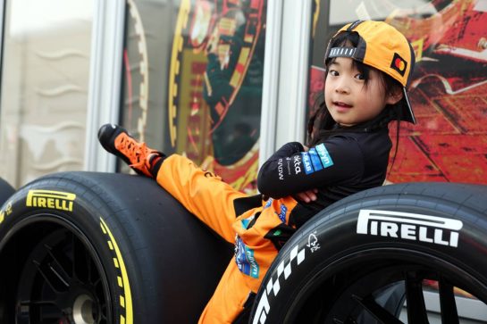 Paddock atmosphere - young fan.
28.03.2026. Formula 1 World Championship, Rd 3, Japanese Grand Prix, Suzuka, Japan, Qualifying Day.
- www.xpbimages.com, EMail: requests@xpbimages.com © Copyright: Bearne / XPB Images