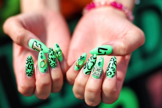 Circuit atmosphere - fan.
28.03.2026. Formula 1 World Championship, Rd 3, Japanese Grand Prix, Suzuka, Japan, Qualifying Day.
- www.xpbimages.com, EMail: requests@xpbimages.com © Copyright: Rew / XPB Images