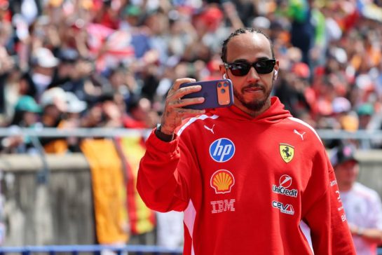 Lewis Hamilton (GBR) Scuderia Ferrari on the drivers' parade.
29.03.2026. Formula 1 World Championship, Rd 3, Japanese Grand Prix, Suzuka, Japan, Race Day.
- www.xpbimages.com, EMail: requests@xpbimages.com © Copyright: Batchelor / XPB Images