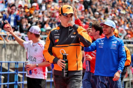 Oscar Piastri (AUS) McLaren F1 Team on the drivers' parade.
29.03.2026. Formula 1 World Championship, Rd 3, Japanese Grand Prix, Suzuka, Japan, Race Day.
- www.xpbimages.com, EMail: requests@xpbimages.com © Copyright: Batchelor / XPB Images