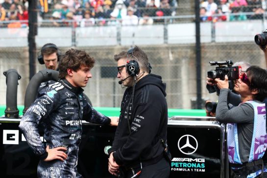 Andrea Kimi Antonelli (ITA) Mercedes AMG Formula One Team with Peter Bonnington (GBR) Mercedes AMG Formula One Team Race Engineer on the grid.
29.03.2026. Formula 1 World Championship, Rd 3, Japanese Grand Prix, Suzuka, Japan, Race Day.
- www.xpbimages.com, EMail: requests@xpbimages.com © Copyright: Bearne / XPB Images