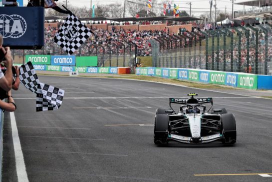 Race winner Andrea Kimi Antonelli (ITA) Mercedes AMG Formula One Team W17 takes the chequered flag at the end of the race.
29.03.2026. Formula 1 World Championship, Rd 3, Japanese Grand Prix, Suzuka, Japan, Race Day.
- www.xpbimages.com, EMail: requests@xpbimages.com © Copyright: Bearne / XPB Images