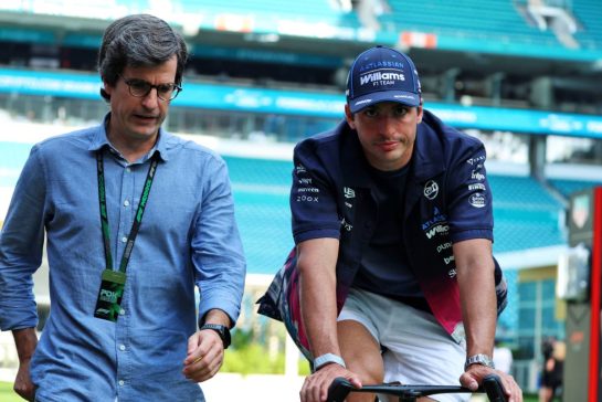 (L to R): Carlos Onoro Sainz (ESP) Driver Manager with Carlos Sainz (ESP) Williams F1 Team.
30.04.2026. Formula 1 World Championship, Rd 4, Miami Grand Prix, Miami, Florida, USA, Preparation Day.
- www.xpbimages.com, EMail: requests@xpbimages.com © Copyright: Rew / XPB Images