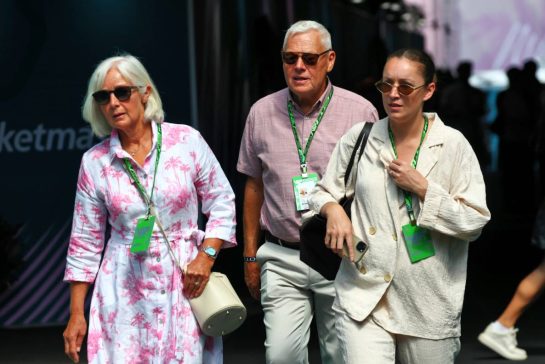 (L to R): Alison Russell (GBR) and Steve Russell (GBR), mother and father of George Russell (GBR) Mercedes AMG Formula One Team.
01.05.2026. Formula 1 World Championship, Rd 4, Miami Grand Prix, Miami, Florida, USA, Sprint Qualifying Day.
- www.xpbimages.com, EMail: requests@xpbimages.com © Copyright: Bearne / XPB Images