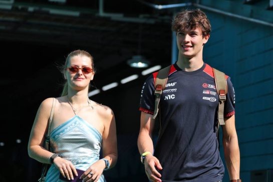 (L to R): Alicia Torriani with her boyfriend Oliver Bearman (GBR) Haas F1 Team.
02.05.2026. Formula 1 World Championship, Rd 4, Miami Grand Prix, Miami, Florida, USA, Sprint and Qualifying Day.
- www.xpbimages.com, EMail: requests@xpbimages.com © Copyright: Moy / XPB Images