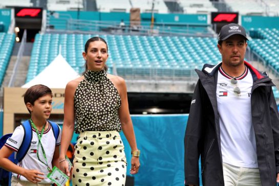 Sergio Perez (MEX) Cadillac Formula 1 Team (Right) with his wife Carola Martinez (MEX) and son Sergio Perez Jnr (MEX).
03.05.2026. Formula 1 World Championship, Rd 4, Miami Grand Prix, Miami, Florida, USA, Race Day.
- www.xpbimages.com, EMail: requests@xpbimages.com © Copyright: Rew / XPB Images