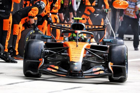 Lando Norris (GBR) McLaren F1 Team MCL40 makes a pit stop.
03.05.2026. Formula 1 World Championship, Rd 4, Miami Grand Prix, Miami, Florida, USA, Race Day.
- www.xpbimages.com, EMail: requests@xpbimages.com © Copyright: Bearne / XPB Images