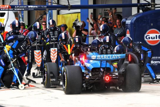 Alexander Albon (THA) Williams F1 Team FW48 makes a pit stop.
03.05.2026. Formula 1 World Championship, Rd 4, Miami Grand Prix, Miami, Florida, USA, Race Day.
- www.xpbimages.com, EMail: requests@xpbimages.com © Copyright: Bearne / XPB Images