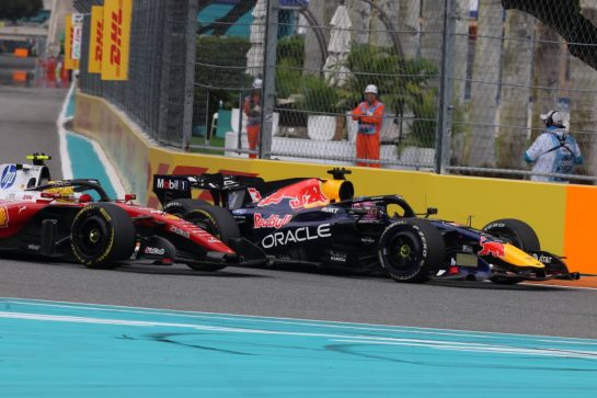 Lewis Hamilton (GBR) Scuderia Ferrari SF-26 and Max Verstappen (NLD) Red Bull Racing RB22 battle for position.
03.05.2026. Formula 1 World Championship, Rd 4, Miami Grand Prix, Miami, Florida, USA, Race Day.
- www.xpbimages.com, EMail: requests@xpbimages.com © Copyright: Charniaux / XPB Images