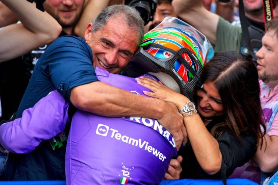 Race winner Andrea Kimi Antonelli (ITA) Mercedes AMG Formula One Team celebrates in parc ferme with his father Marco Antonelli (ITA) and mother Elisabetta Antonelli (ITA).
03.05.2026. Formula 1 World Championship, Rd 4, Miami Grand Prix, Miami, Florida, USA, Race Day.
- www.xpbimages.com, EMail: requests@xpbimages.com © Copyright: Dunbar / XPB Images