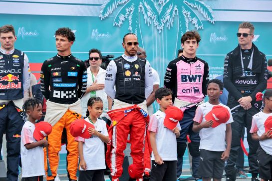 Drivers with grid kids as the grid observes the national anthem.
03.05.2026. Formula 1 World Championship, Rd 4, Miami Grand Prix, Miami, Florida, USA, Race Day.
- www.xpbimages.com, EMail: requests@xpbimages.com © Copyright: Moy / XPB Images