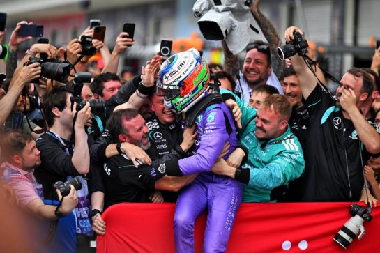 Race winner Andrea Kimi Antonelli (ITA) Mercedes AMG Formula One Team celebrates with the team in parc ferme.
03.05.2026. Formula 1 World Championship, Rd 4, Miami Grand Prix, Miami, Florida, USA, Race Day.
- www.xpbimages.com, EMail: requests@xpbimages.com © Copyright: Price / XPB Images