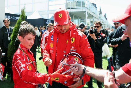 Charles Leclerc (MON) Scuderia Ferrari with a young fan.
22.05.2026. Formula 1 World Championship, Rd 5, Canadian Grand Prix, Montreal, Canada, Sprint Qualifying Day.
- www.xpbimages.com, EMail: requests@xpbimages.com © Copyright: Bearne / XPB Images