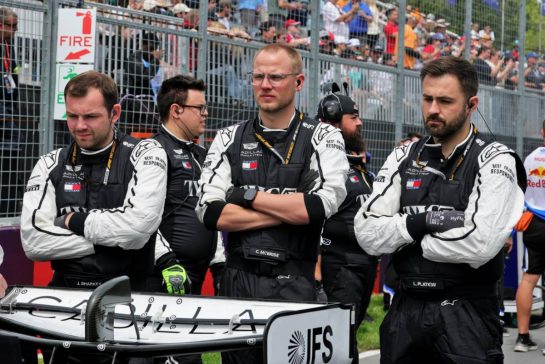 Cadillac Formula 1 Team mechanics on the grid.
23.05.2026. Formula 1 World Championship, Rd 5, Canadian Grand Prix, Montreal, Canada, Sprint and Qualifying Day.
- www.xpbimages.com, EMail: requests@xpbimages.com © Copyright: Moy / XPB Images