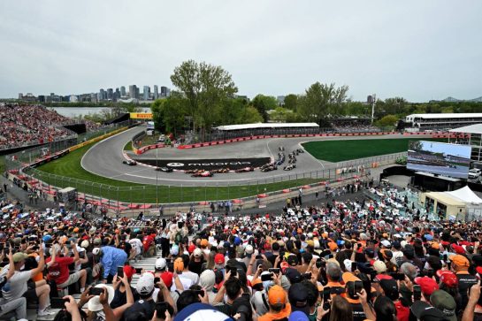 George Russell (GBR) Mercedes AMG Formula One Team W17 leads at the start of Sprint.
23.05.2026. Formula 1 World Championship, Rd 5, Canadian Grand Prix, Montreal, Canada, Sprint and Qualifying Day.
- www.xpbimages.com, EMail: requests@xpbimages.com © Copyright: Price / XPB Images
