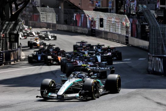 Andrea Kimi Antonelli (ITA) Mercedes AMG Formula One Team W17 leads at the start of the race.
07.06.2026. Formula 1 World Championship, Rd 6, Monaco Grand Prix, Monte Carlo, Monaco, Race Day.
- www.xpbimages.com, EMail: requests@xpbimages.com © Copyright: Charniaux / XPB Images
