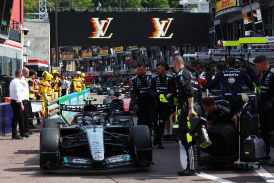 Andrea Kimi Antonelli (ITA) Mercedes AMG Formula One Team W17 in the pits as the race is red flagged.
07.06.2026. Formula 1 World Championship, Rd 6, Monaco Grand Prix, Monte Carlo, Monaco, Race Day.
- www.xpbimages.com, EMail: requests@xpbimages.com © Copyright: Bearne / XPB Images