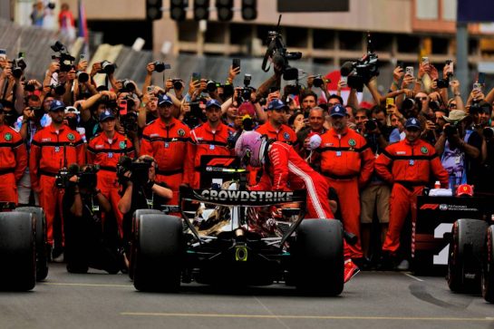 Lewis Hamilton (GBR) Scuderia Ferrari race winner Andrea Kimi Antonelli (ITA) Mercedes AMG Formula One Team W17 in parc ferme at the end of the race.
07.06.2026. Formula 1 World Championship, Rd 6, Monaco Grand Prix, Monte Carlo, Monaco, Race Day.
- www.xpbimages.com, EMail: requests@xpbimages.com © Copyright: Dunbar / XPB Images