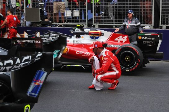 Lewis Hamilton (GBR) Scuderia Ferrari looks at the Mercedes AMG Formula One Team W17 of Andrea Kimi Antonelli (ITA) in parc ferme.
07.06.2026. Formula 1 World Championship, Rd 6, Monaco Grand Prix, Monte Carlo, Monaco, Race Day.
- www.xpbimages.com, EMail: requests@xpbimages.com © Copyright: Dunbar / XPB Images