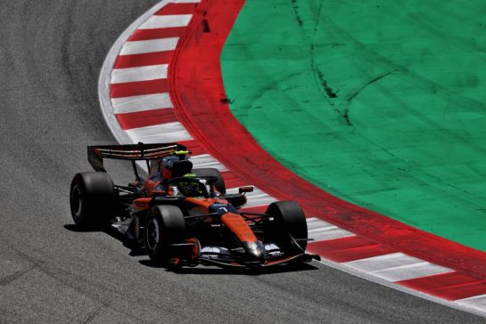 Lando Norris (GBR) McLaren F1 Team MCL40.
13.06.2026. Formula 1 World Championship, Rd 7, Barcelona-Catalunya Grand Prix, Barcelona, Spain, Qualifying Day.
- www.xpbimages.com, EMail: requests@xpbimages.com © Copyright: Rew / XPB Images