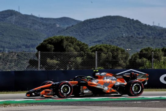 Lando Norris (GBR) McLaren F1 Team MCL40.
13.06.2026. Formula 1 World Championship, Rd 7, Barcelona-Catalunya Grand Prix, Barcelona, Spain, Qualifying Day.
- www.xpbimages.com, EMail: requests@xpbimages.com © Copyright: Rew / XPB Images