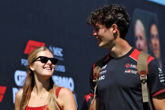 Oliver Bearman (GBR) Haas F1 Team with his girlfriend Alicia Torriani.
14.06.2026. Formula 1 World Championship, Rd 7, Barcelona-Catalunya Grand Prix, Barcelona, Spain, Race Day.
- www.xpbimages.com, EMail: requests@xpbimages.com © Copyright: Rew / XPB Images