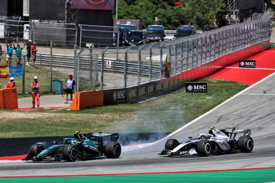 Fernando Alonso (ESP) Aston Martin F1 Team AMR26 and Valtteri Bottas (FIN) Cadillac Formula 1 Team MAC-26 battle for position.
14.06.2026. Formula 1 World Championship, Rd 7, Barcelona-Catalunya Grand Prix, Barcelona, Spain, Race Day.
- www.xpbimages.com, EMail: requests@xpbimages.com © Copyright: Rew / XPB Images