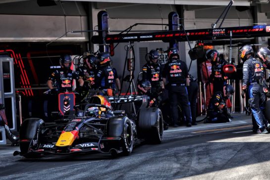 Max Verstappen (NLD) Red Bull Racing RB22 makes a pit stop.
14.06.2026. Formula 1 World Championship, Rd 7, Barcelona-Catalunya Grand Prix, Barcelona, Spain, Race Day.
- www.xpbimages.com, EMail: requests@xpbimages.com © Copyright: Rew / XPB Images