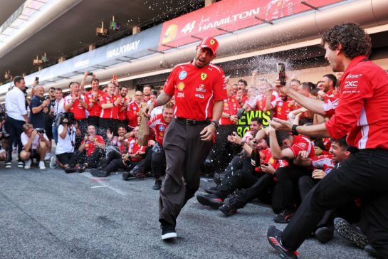 Race winner Lewis Hamilton (GBR) Scuderia Ferrari celebrates with the team.
14.06.2026. Formula 1 World Championship, Rd 7, Barcelona-Catalunya Grand Prix, Barcelona, Spain, Race Day.
- www.xpbimages.com, EMail: requests@xpbimages.com © Copyright: XPB Images