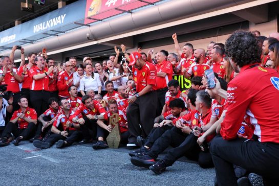 Race winner Lewis Hamilton (GBR) Scuderia Ferrari celebrates with the team.
14.06.2026. Formula 1 World Championship, Rd 7, Barcelona-Catalunya Grand Prix, Barcelona, Spain, Race Day.
- www.xpbimages.com, EMail: requests@xpbimages.com © Copyright: XPB Images