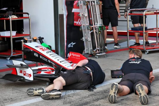 Circuit atmosphere - Haas F1 Team mechanics and a Haas F1 Team VF-26 front wing.
25.06.2026. Formula 1 World Championship, Rd 8, Austrian Grand Prix, Spielberg, Austria, Preparation Day.
- www.xpbimages.com, EMail: requests@xpbimages.com © Copyright: Batchelor / XPB Images