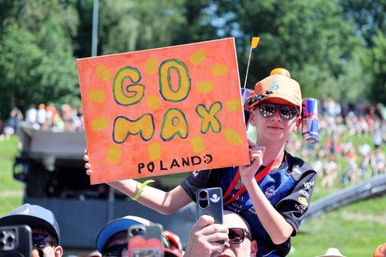 Max Verstappen (NLD) Red Bull Racing fans at the FanZone Stage.
26.06.2026. Formula 1 World Championship, Rd 8, Austrian Grand Prix, Spielberg, Austria, Practice Day.
- www.xpbimages.com, EMail: requests@xpbimages.com © Copyright: Moy / XPB Images