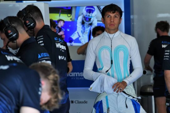 Alexander Albon (THA) Williams F1 Team wearing a cooling vest.
26.06.2026. Formula 1 World Championship, Rd 8, Austrian Grand Prix, Spielberg, Austria, Practice Day.
- www.xpbimages.com, EMail: requests@xpbimages.com © Copyright: Batchelor / XPB Images