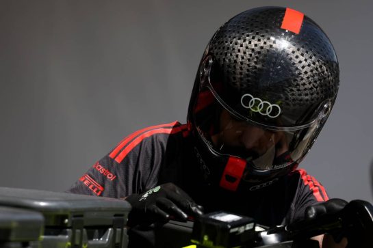 Audi F1 Team mechanic.
27.06.2026. Formula 1 World Championship, Rd 8, Austrian Grand Prix, Spielberg, Austria, Qualifying Day.
- www.xpbimages.com, EMail: requests@xpbimages.com © Copyright: Charniaux / XPB Images