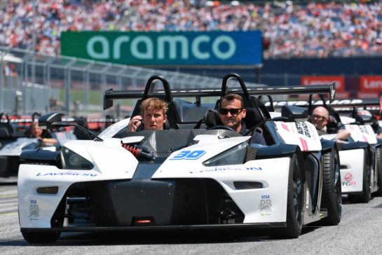 Liam Lawson (NZL) Racing Bulls Formula One Team on the drivers' parade.
28.06.2026. Formula 1 World Championship, Rd 8, Austrian Grand Prix, Spielberg, Austria, Race Day.
- www.xpbimages.com, EMail: requests@xpbimages.com © Copyright: Moy / XPB Images