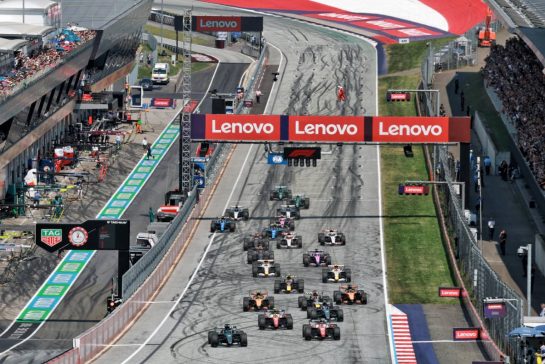 George Russell (GBR) Mercedes AMG Formula One Team W17  leads at the start of the race.
28.06.2026. Formula 1 World Championship, Rd 8, Austrian Grand Prix, Spielberg, Austria, Race Day.
- www.xpbimages.com, EMail: requests@xpbimages.com © Copyright: Moy / XPB Images