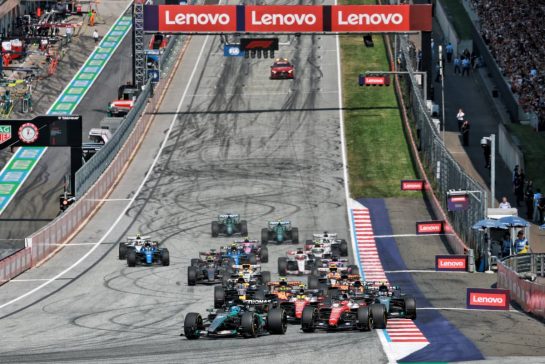 George Russell (GBR) Mercedes AMG Formula One Team W17  leads at the start of the race.
28.06.2026. Formula 1 World Championship, Rd 8, Austrian Grand Prix, Spielberg, Austria, Race Day.
- www.xpbimages.com, EMail: requests@xpbimages.com © Copyright: Moy / XPB Images