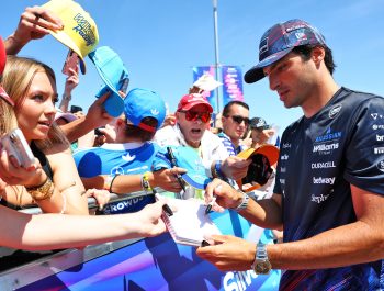 Sainz puts F1 future on hold - tells management ‘leave me on my own’